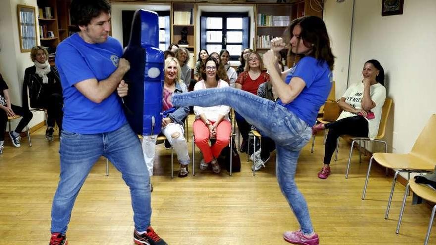 defensa personal femenina Federación de luchas olímpicas y DD.AA. del Pdo. de Asturias