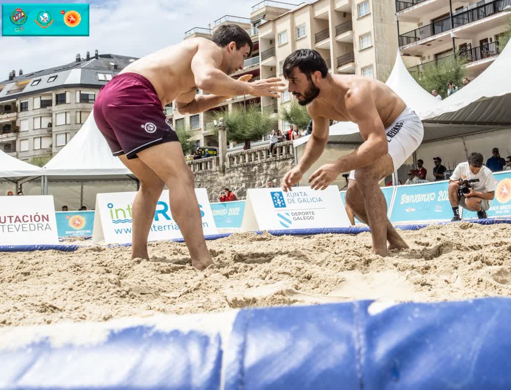 Carlos Alvarez durante un combate en el torneo de San Xenxo de lucha playa